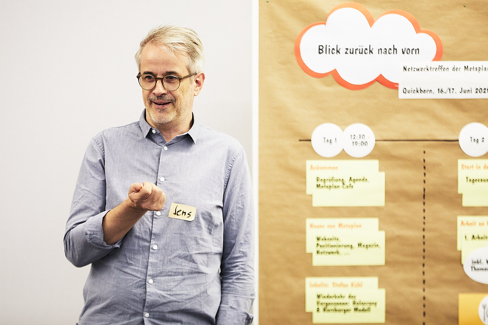 Über Distanz führen, in hybriden Settings zusammenarbeiten